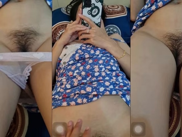 Em đồng nghiệp vừa nhắn tin cho chồng vừa cho anh sờ