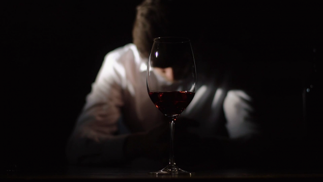 Depresyonlu adam ve kırmızı şarap